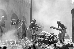 Bloody Partition of India BBC Picture Men, women and children who died in the rioting were cremated on a mass scale. 