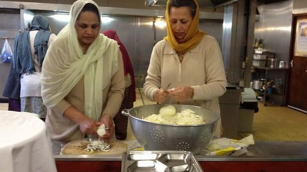 Volunteers at Gurudwara preparing langar