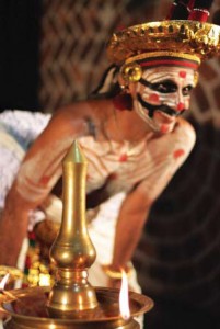 As the comic character Vidushaka, the protagonist verbally elaborates different episodes and stories from the epics in Malayalam