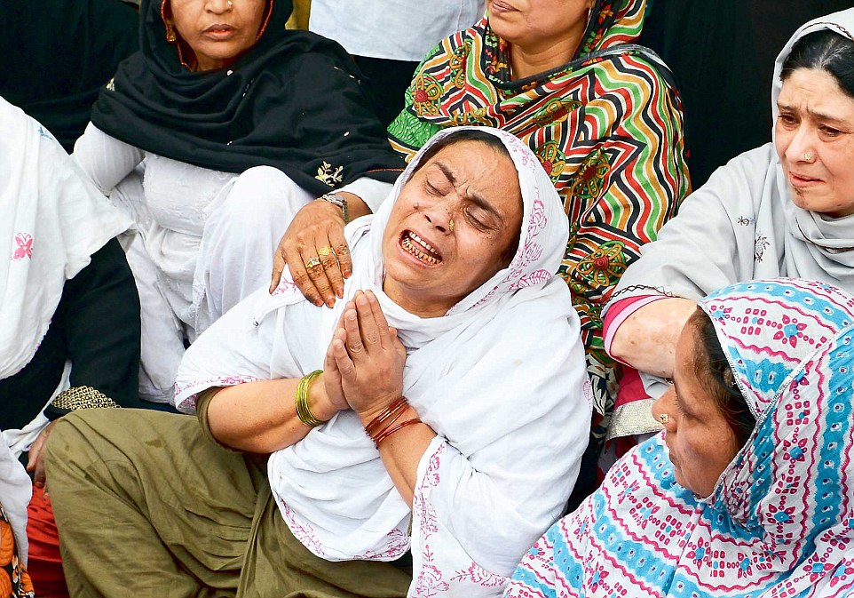 Shahnawaz's mother breaks down in the Walled City after hearing the news of her son's death