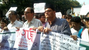 Chandra Bose (wearing a cap) and Avijit Roy (to Bose's left) at a rally. Joydeep Thakur/HT Photo