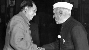 le-premier-ministre-indien-pandit-jawaharlal-nehru-sert-la-main-du-president-mao-zedong-le-12-octobre-1954-a-pekin_5398669