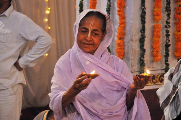 widows-of-vrindavan-diwali-4