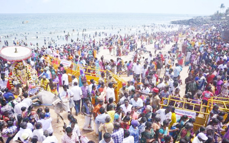 A large number of devotes thong the coast at Vaithikuppam in