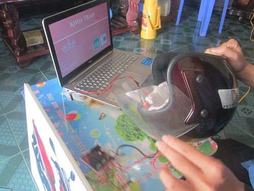20160325094023-scitech-helmet