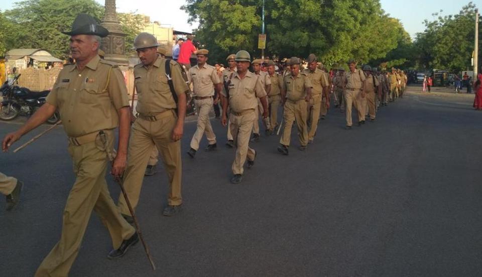 A flag march my Rajasthan police around the Jodhpur central jail Tuesday evening.(HT PHOTO)