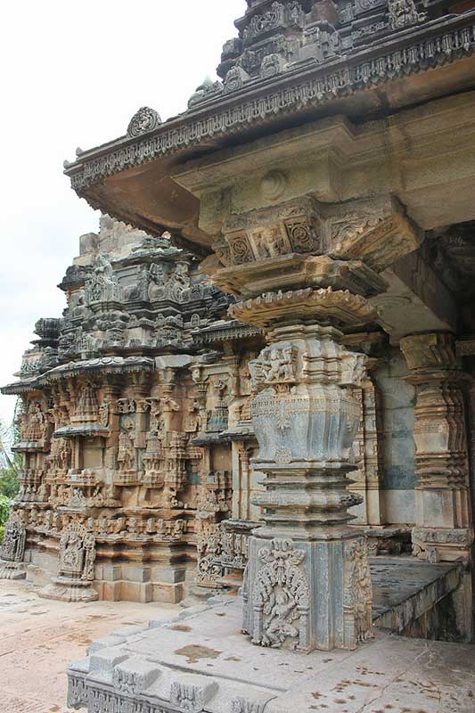 Profile_of_shrine_and_porch_in_Kalleshvara_temple_at_Hire_Hadagali