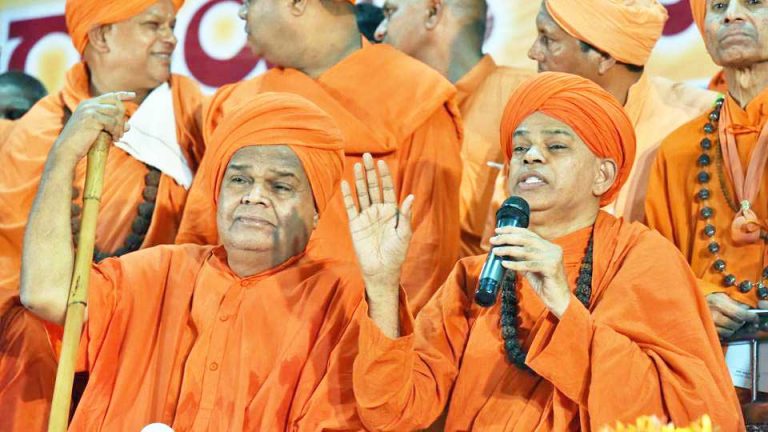 Lingayat-seers-come-out-in-support-of-Siddaramaiah-
