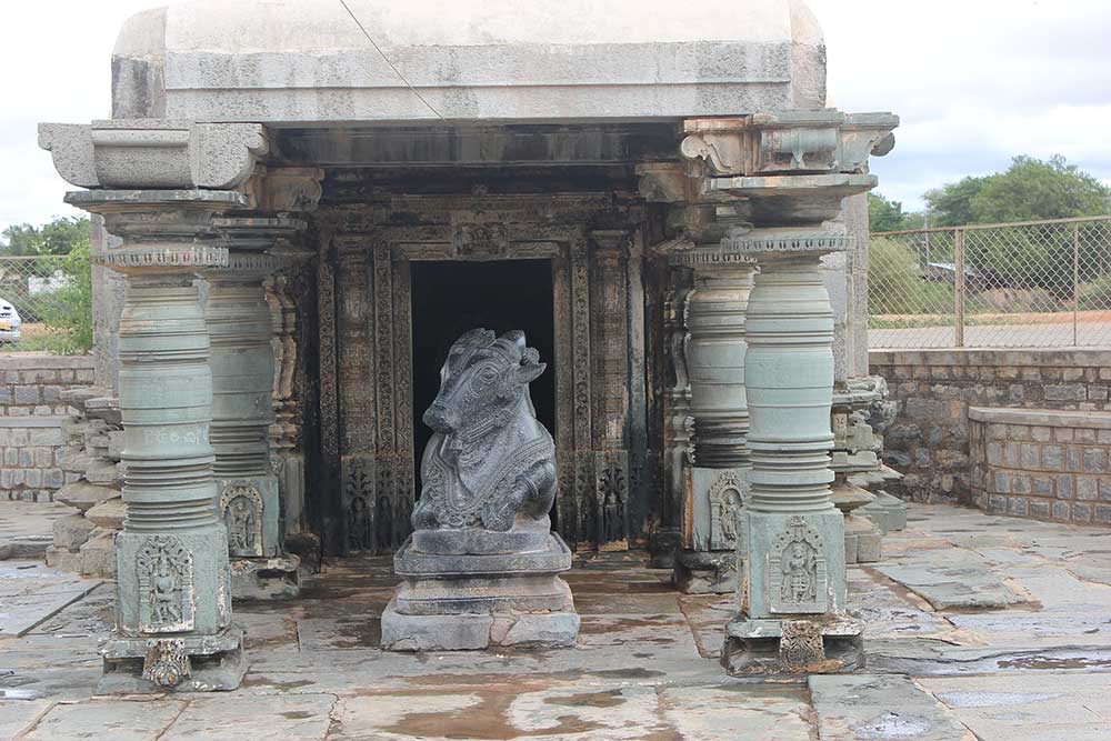 Nandimantapa_(bull's_hall)_in_Kalleshvara_temple_at_Hire_Hadagali